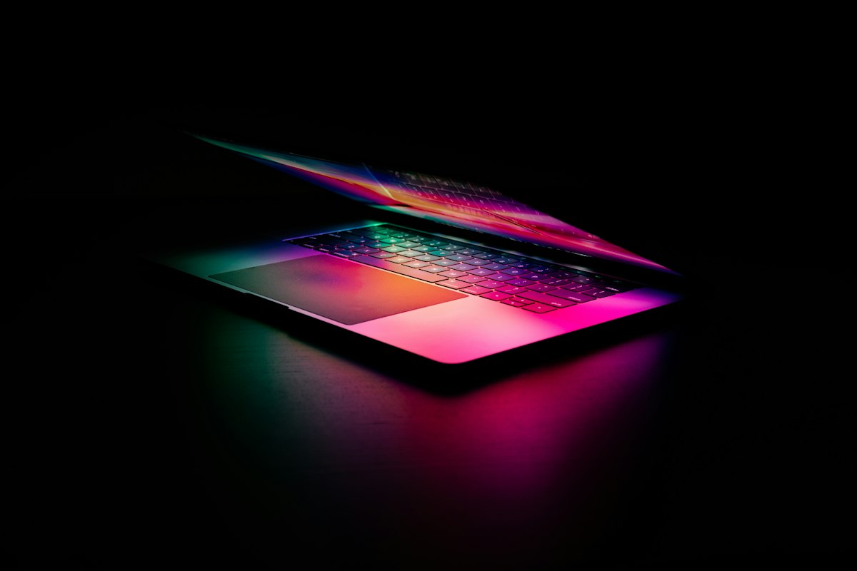 Laptop mit Programmcode auf dem Bildschirm